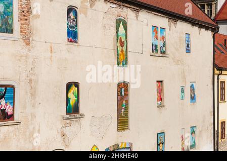 Bratislava. Slowakei. Sommer 2019. Gemälde statt Fenster. Ein altes Haus im Zentrum der Stadt, in dem Bilder anstelle von Fenstern gemalt werden Stockfoto