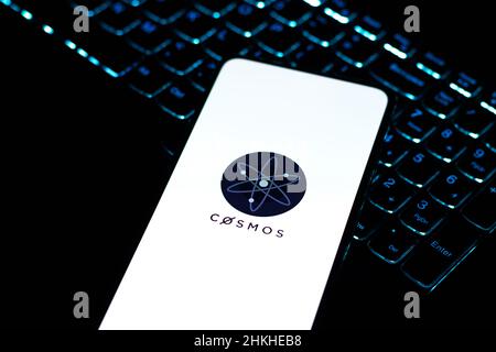 West Bangal, Indien - 4. Februar 2022 : Cosmos-Logo auf Telefonbildschirm Stock Bild. Stockfoto