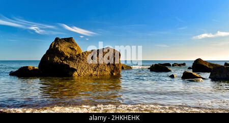 Abendsonne am Porth Ysgo Strand. Stockfoto