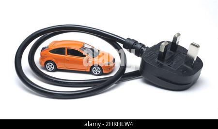 MODELLAUTO MIT ELEKTROSTECKER UND BLEI RE ELEKTROAUTOS EV'S EV FOSSILE BRENNSTOFFE BENZIN DIESEL FAHRZEUGE ETC UK Stockfoto