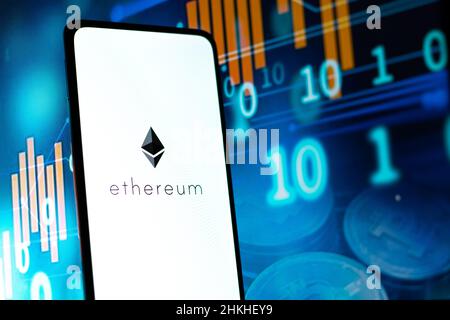 West Bangal, Indien - 4. Februar 2022 : Ethereum-Logo auf Telefonbildschirm Stock image. Stockfoto