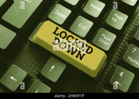 Inspiration mit Schild „Locked Down“. Konzept, das Notfallmaßnahmen bedeutet, die zeigen, dass die Eingabe eines eingeschränkten Bereichs verhindert wurde Online-Touristenführer Stockfoto