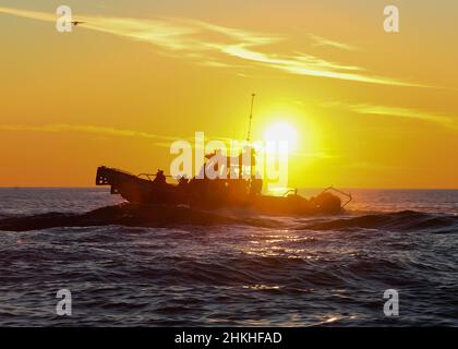 Aviano Air Base, Italien. 13th Januar 2022. 57th Mitglieder der Rettungsgeschwader warten während des Wassertrainings auf dem Aviano Air Base, Italien, am 13. Januar 2021 auf Booten, um Pararescuemen zu finden. Die 57th RQS führt verschiedene Schulungsszenarien durch, um sicherzustellen, dass sie für jede Mission bereit sind. Quelle: U.S. Air Force/ZUMA Press Wire Service/ZUMAPRESS.com/Alamy Live News Stockfoto