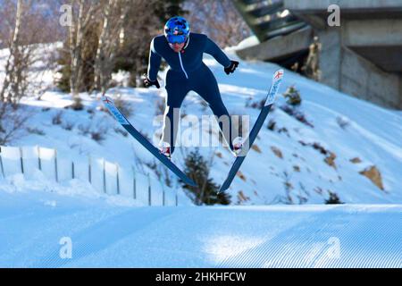 Park City, Utah, USA. 27th Januar 2022. Spc. Benjamin Loomis, Hauptquartier der United Force der Utah National Guard und dem World Class Athlete Program der US-Armee zugeordnet, macht einen Übungssprung im Utah Olympic Park, Park City, Utah, 27. Januar 2022. Loomis ist einer von zwei Soldaten der Utah Nationalgarde, die im US Olympic Nordic Combined Team von 2022 nach China reisen. Loomis von Eau Claire, Wisconsin, und SPC. Jasper Good von Steamboat Springs, Colorado, hat im Februar in Peking Plätze für den Wettbewerb gewonnen. Kredit: U.S. Army/ZUMA Press Wire Service/ZUMAPRESS.com/Alamy Live Nachrichten Stockfoto