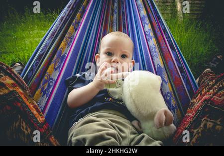 Überrascht niedlichen Baby und Blick auf den Betrachter Stockfoto