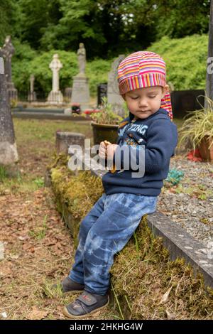 Überrascht niedlichen Baby und Blick auf den Betrachter Stockfoto