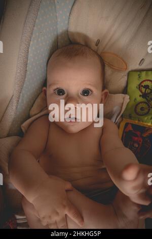 Überrascht niedlichen Baby und Blick auf den Betrachter Stockfoto