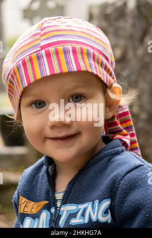 Überrascht niedlichen Baby und Blick auf den Betrachter Stockfoto