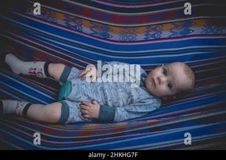 Überrascht niedlichen Baby und Blick auf den Betrachter Stockfoto