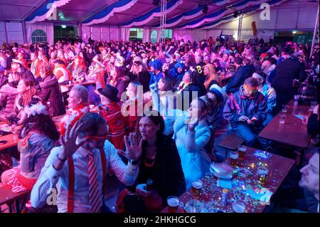 Köln, Deutschland. 04th. Februar 2022. Die Zuschauer feiern die aufführende Band zu Beginn einer Reihe von Karnevalskonzerten. Die Karnevalskonzerte sollen als Ersatz für Partys in engen Pubs und vollen Hallen dienen. Quelle: Henning Kaiser/dpa/Alamy Live News Stockfoto