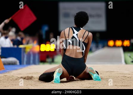 Berlin, Deutschland. 04th. Februar 2022. Leichtathletik/Hallensport: ISTAF Indoor Meeting in der Mercedes Benz Arena, Weitsprung-Frauen. Malaika Mihambo aus Deutschland kniet im Sand und sieht die rote Flagge. Der Versuch ist ungültig. Quelle: Hannibal Hanschke/dpa/Alamy Live News Stockfoto