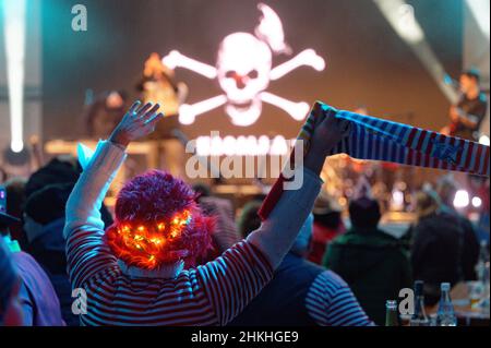 Köln, Deutschland. 04th. Februar 2022. Die Zuschauer feiern die aufführende Band zu Beginn einer Reihe von Karnevalskonzerten. Die Karnevalskonzerte sollen als Ersatz für Partys in engen Pubs und vollen Hallen dienen. Quelle: Henning Kaiser/dpa/Alamy Live News Stockfoto