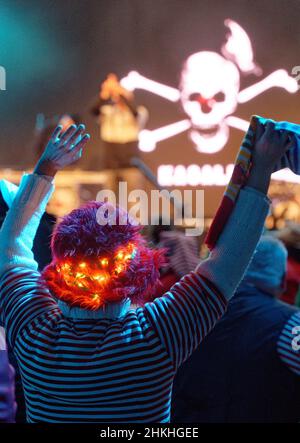 Köln, Deutschland. 04th. Februar 2022. Die Zuschauer feiern die aufführende Band zu Beginn einer Reihe von Karnevalskonzerten. Die Karnevalskonzerte sollen als Ersatz für Partys in engen Pubs und vollen Hallen dienen. Quelle: Henning Kaiser/dpa/Alamy Live News Stockfoto