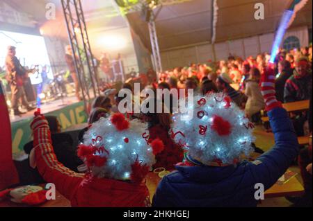 Köln, Deutschland. 04th. Februar 2022. Die Zuschauer feiern die aufführende Band zu Beginn einer Reihe von Karnevalskonzerten. Die Karnevalskonzerte sollen als Ersatz für Partys in engen Pubs und vollen Hallen dienen. Quelle: Henning Kaiser/dpa/Alamy Live News Stockfoto