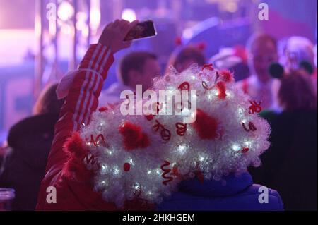 Köln, Deutschland. 04th. Februar 2022. Die Zuschauer feiern die aufführende Band zu Beginn einer Reihe von Karnevalskonzerten. Die Karnevalskonzerte sollen als Ersatz für Partys in engen Pubs und vollen Hallen dienen. Quelle: Henning Kaiser/dpa/Alamy Live News Stockfoto