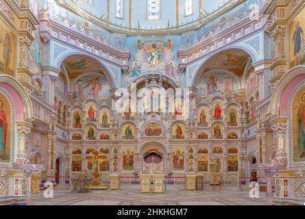 MINSK, WEISSRUSSLAND - 08. November 2019 der Altar schließt im Inneren der Kirche aller Heiligen in Minsk, Weißrussland Stockfoto