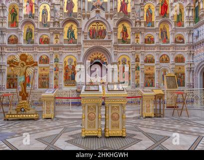 MINSK, WEISSRUSSLAND - 08. November 2019 der Altar im Inneren der Kirche aller Heiligen in Minsk, Weißrussland Stockfoto