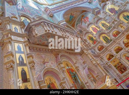 MINSK, WEISSRUSSLAND - 08. November 2019 der Balkon schließt sich im Inneren der Kirche aller Heiligen in Minsk, Weißrussland Stockfoto