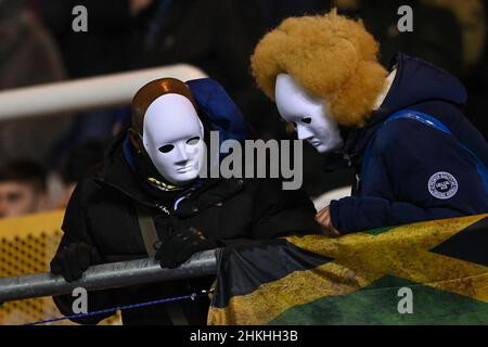 Birmingham, Großbritannien. 04th. Februar 2022. Fans von Birmingham City tragen Masken auf den Tribünen Credit: News Images /Alamy Live News Stockfoto