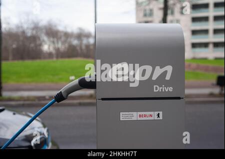 22.01.2022, Berlin, Deutschland, Europa - Nahaufnahme einer E-On Drive Ladestation für Elektrofahrzeuge (EV) am Straßenrand in Tiergarten. Stockfoto