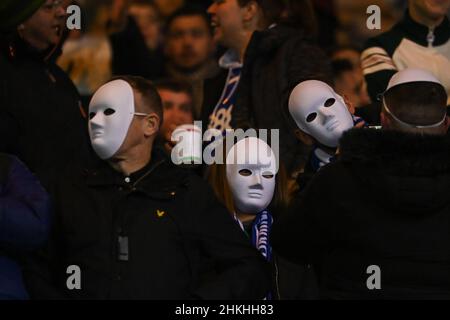 Fans von Birmingham City tragen Masken auf den Tribünen in, am 2/4/2022. (Foto von Craig Thomas/News Images/Sipa USA) Quelle: SIPA USA/Alamy Live News Stockfoto