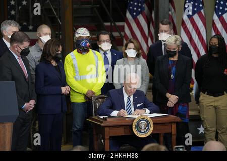 Washington DC, USA. 04th. Februar 2022. Der Präsident der Vereinigten Staaten, Joe Biden, hält am Freitag, den 4. Februar 2022, im Ironworkers Local 5 in Upper Marlboro, Maryland, eine Rede und unterzeichnet einen Executive Order zu Projektarbeitsabkommen. Der Auftrag soll die Pünktlichkeit verbessern, die Kosten senken und die Qualität bei Bundesbauprojekten erhöhen. Foto von Chris Kleponis/UPI Kredit: UPI/Alamy Live News Stockfoto