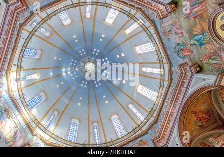 MINSK, WEISSRUSSLAND - 08. November 2019 die Kuppel der Kirche im Inneren der Kirche aller Heiligen in Minsk, Weißrussland Stockfoto