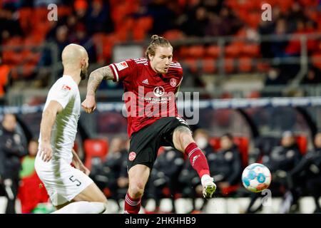 Nürnberg, Deutschland. 04th. Februar 2022. Fußball: 2nd Bundesliga, 1st FC Nürnberg - FC Ingolstadt 04, Matchday 21, Max-Morlock-Stadion. Der Nürnberger Manuel Schäffler (r) im Einsatz. Quelle: Daniel Löb/dpa - WICHTIGER HINWEIS: Gemäß den Anforderungen der DFL Deutsche Fußball Liga und des DFB Deutscher Fußball-Bund ist es untersagt, im Stadion und/oder vom Spiel aufgenommene Fotos in Form von Sequenzbildern und/oder videoähnlichen Fotoserien zu verwenden oder zu verwenden./dpa/Alamy Live News Stockfoto