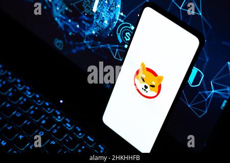 West Bangal, Indien - 4. Februar 2022 : Shiba Inu Münzlogo auf dem Telefonbildschirm Stock image. Stockfoto