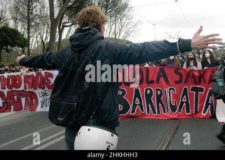 Rom, Italien. 04th. Februar 2022. Ein Protestler feuert seine Kameraden während der Demonstration an. Studenten versammelten sich, um gegen das Management der italienischen Schulregierung zu protestieren, nachdem ein Schüler Lorenzo Parelli, ein 18-jähriger, während eines Praktikums in einem Unternehmen gestorben war. Kredit: SOPA Images Limited/Alamy Live Nachrichten Stockfoto