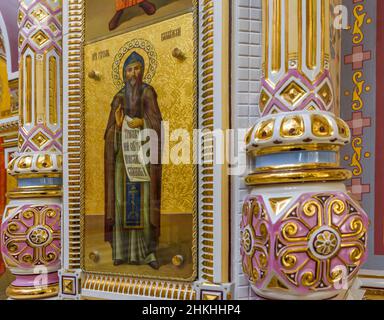 MINSK, WEISSRUSSLAND - 08. November 2019 die Mauer im Inneren der Kathedrale der Kirche aller Heiligen in Minsk, Weißrussland Stockfoto