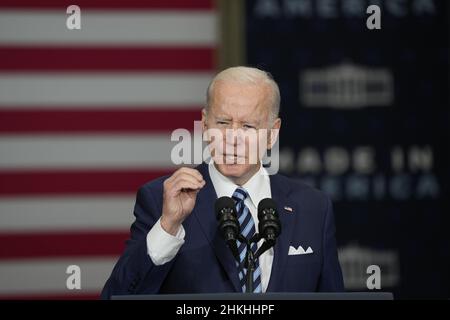 Washington DC, USA. 04th. Februar 2022. Der Präsident der Vereinigten Staaten, Joe Biden, hält am Freitag, den 4. Februar 2022, im Ironworkers Local 5 in Upper Marlboro, Maryland, eine Rede und unterzeichnet einen Executive Order zu Projektarbeitsabkommen. Der Auftrag soll die Pünktlichkeit verbessern, die Kosten senken und die Qualität bei Bundesbauprojekten erhöhen. Foto von Chris Kleponis/UPI Kredit: UPI/Alamy Live News Stockfoto