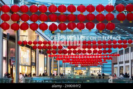 Chinesische Laternen werden in Liverpool One Shopping Centre zur Feier des Jahres des Tigers 2022 ausgestellt Stockfoto