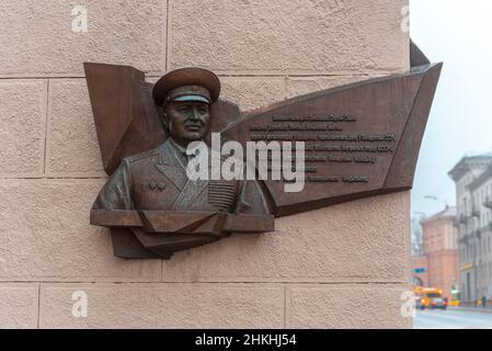 MINSK, WEISSRUSSLAND - 08. November, Belorus Leutnant 'General Sergej Savic' Denkmal Statue auf einem Gebäude in der Hauptstadt Minsk in Belorus Stockfoto