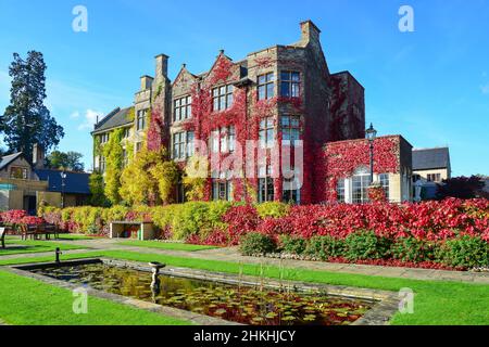 Pennyhill Park Hotel im Herbst, London Road, Bagshot, Surrey, England, Vereinigtes Königreich Stockfoto