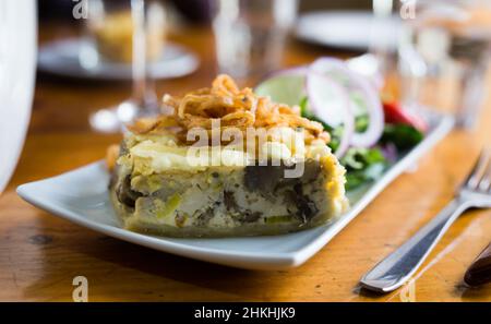 Traditionelle französische Torte mit Speck und Käse - Quiche lorraine, mit Gemüse Stockfoto