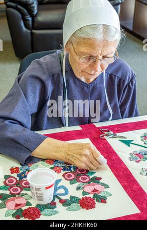 Karasota Florida, Pinecraft Pine Craft, Alma-Dusch-Steppdecken, Amish Mennonite Frau weibliche Steppung Senioren konzentriert Tragen kapp
