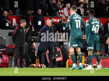 Manchester, Großbritannien. 4th. Februar 2022. Ralf Rangnick Manager von Manchester United und Chris Wilder Manager von Middlesbrough legten Kränze für den Münchner Luftabsturz während des Emirates FA Cup-Spiels in Old Trafford, Manchester. Bildnachweis sollte lauten: Andrew Yates / Sportimage Kredit: Sportimage/Alamy Live News Stockfoto