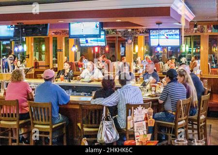 Florida Port Charlotte, Applebee's, Restaurant innen, Bar, Männer, Frauen, Paare, Großbildfernseher, Flachbildschirm Stockfoto