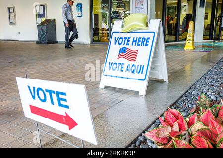 Miami Beach Florida, City Hall Wahllokal Station, Präsidentschaftswahl Frühwahl Zeichen Englisch Spanisch zweisprachig, Stockfoto