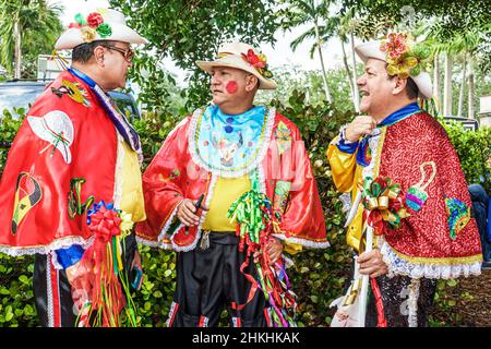 Florida, Coral Gables, Hispanic Cultural Festival Tanzgruppe Tänzer Kostüme, Baile del Garabato, Barranquilla Karneval, Hispanic Männer Freunde reden Stockfoto