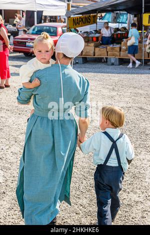 Shipshewana Indiana, Shipshewana Flohmarkt, Amish Baby, Mädchen Junge Kinder Mutter Eltern tragen kapp Stockfoto