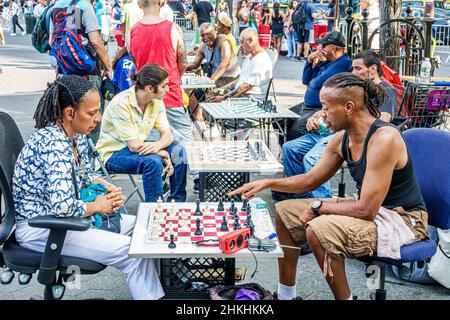 New York City, NY NYC, Manhattan, Stuyvesant Square, Schwarzer Mann Frau Schachbrett Spiel spielen Stockfoto