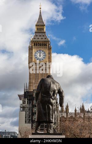 Westminster, London, Großbritannien. 4th. Februar 2022. Big Ben mit der Churchill Statue. Der berühmte Elizabeth Tower-Uhrenturm am Houses of Parliament, der nach seiner Großen Glocke oft Big Ben genannt wird, taucht weiterhin auf, da das Gerüst seit Dezember schrittweise entfernt wurde und sein renoviertes Zifferblatt und die obere Hälfte des Turms enthüllt. Kredit: Imageplotter/Alamy Live Nachrichten Stockfoto