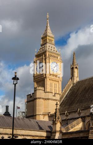 Westminster, London, Großbritannien. 4th. Februar 2022. Der berühmte Elizabeth Tower-Uhrenturm am Houses of Parliament, der nach seiner Großen Glocke oft Big Ben genannt wird, taucht weiterhin auf, da das Gerüst seit Dezember schrittweise entfernt wurde und sein renoviertes Zifferblatt und die obere Hälfte des Turms enthüllt. Kredit: Imageplotter/Alamy Live Nachrichten Stockfoto