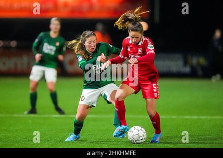 Enschede, Niederlande. 04th. Februar 2022. Enschede - Romee van de Lavoir von Feyenoord V1, Marisa Olislagers von FC Twente Vrouwen während des Spiels zwischen FC Twente V1 gegen Feyenoord V1 am Sportcampus Diekman am 4. Februar 2022 in Enschede, Niederlande. (Box to Box Pictures/Yannick Verhoeven) Credit: Box to Box pictures/Alamy Live News Stockfoto