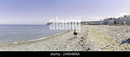 Llandudno, Großbritannien - 25. Juli 2021: Blick auf den Strand von Llandudno Bay und das Meer. Stockfoto