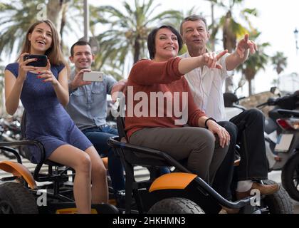 Familie von Touristen genießen einen Spaziergang auf der Fahrradkutsche Stockfoto