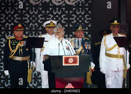 Colombo, Sri Lanka. 4th. Februar 2022. Der Präsident von Sri Lanka, Gotabaya Rajapaksa (Front), spricht während der Feierlichkeiten zum Unabhängigkeitstag am 4. Februar 2022 in Colombo, Sri Lanka. Quelle: Ajith Perera/Xinhua/Alamy Live News Stockfoto