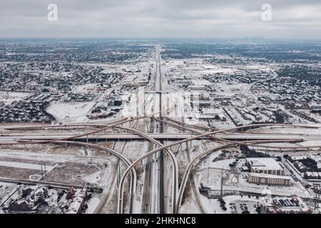 Ein Autobahnkreuz in Dallas, Texas, der am 4th. Februar 2022 von Schnee bedeckt war, nachdem Sturm Landon einen Winterblitz über die Stadt geliefert hatte Stockfoto